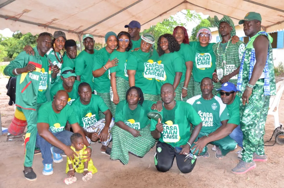 Groupe de participants habillés en vert au Festival Foumangaffe