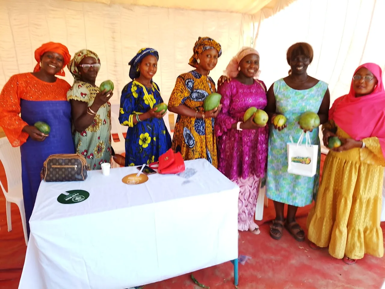 Participantes tenant des mangues de Casamance pendant le Festival Foumangaffe