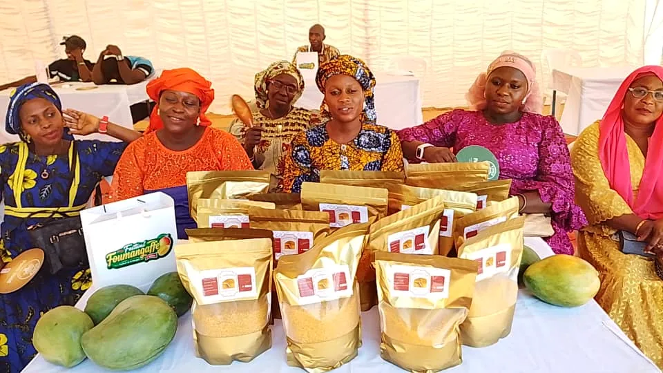 Exposantes présentant des produits transformés à base de mangue au Festival Foumangaffe 2026